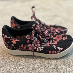 NOBULL floral canvas trainers. Women’s size 9.5/Men’s size 8.
